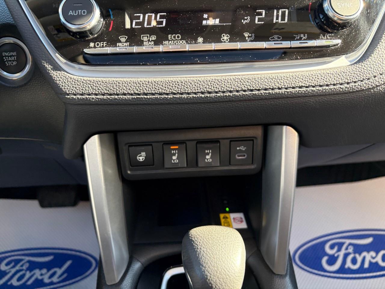 2023 Toyota Corolla Cross XLE AWD Photo