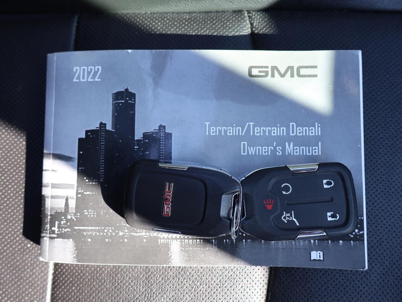 2022 GMC Terrain AT4 AWD *ACCIDENT FREE* CAMERA BLUETOOTH LEATHER HEATED SEATS PANO ROOF CRUISE ALLOYS Photo