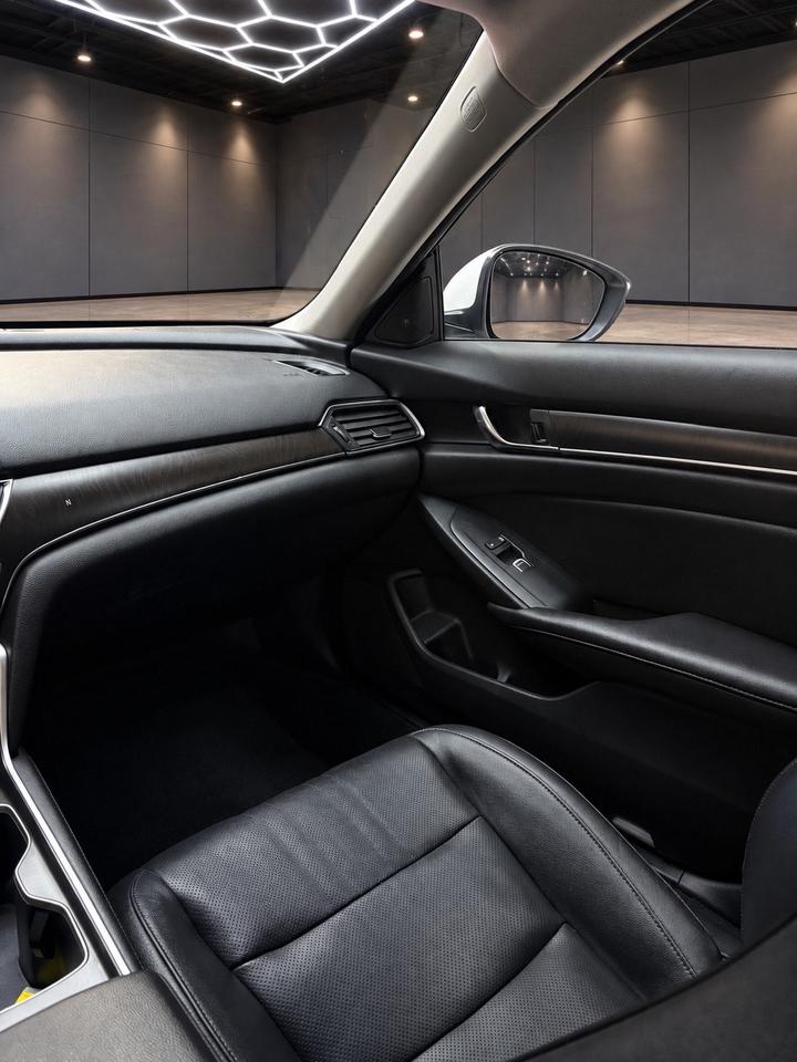 2020 Honda Accord Touring CVT Photo