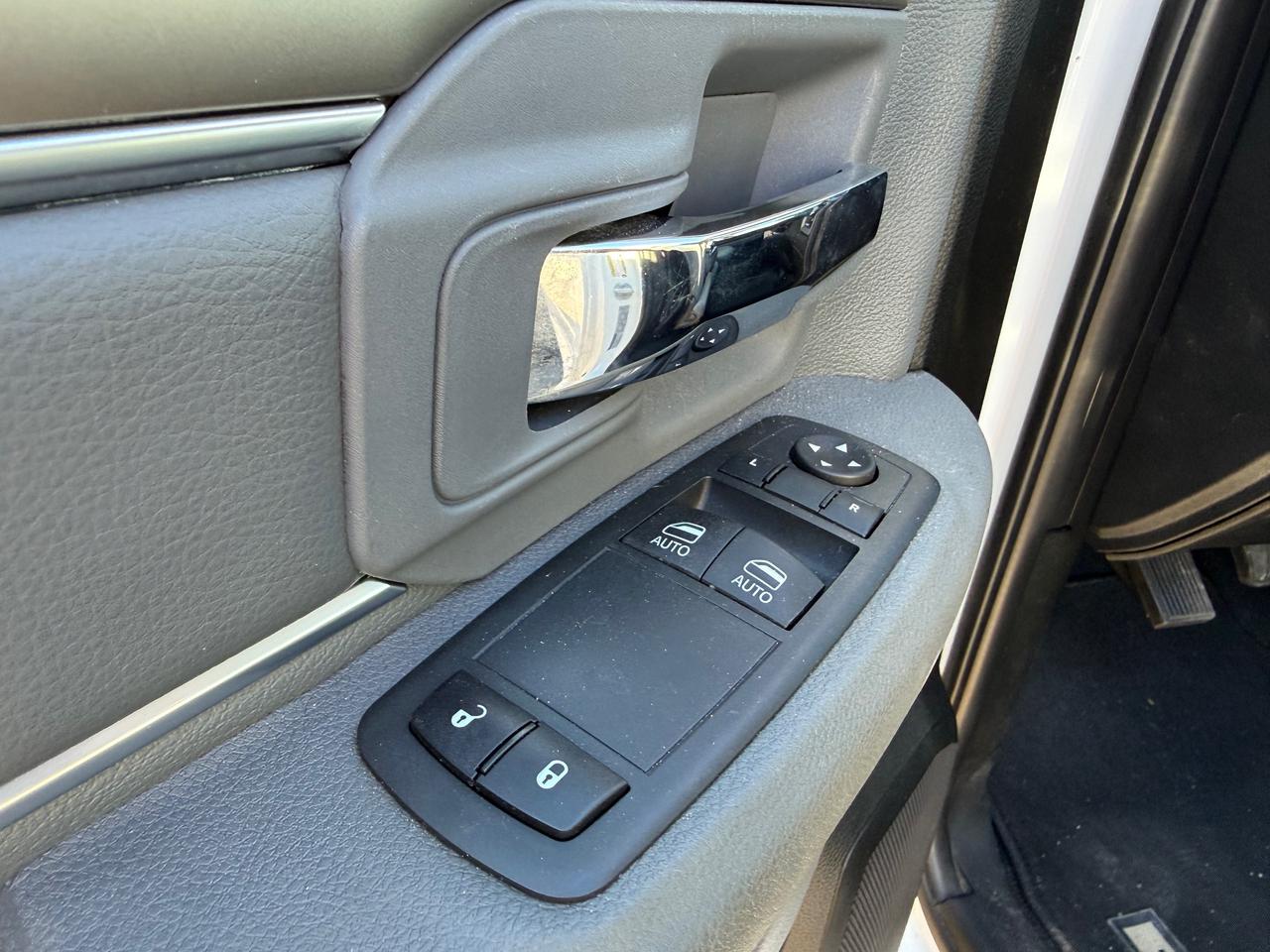 2020 RAM 1500 Classic ST Reg Cab V8 4x4 Photo