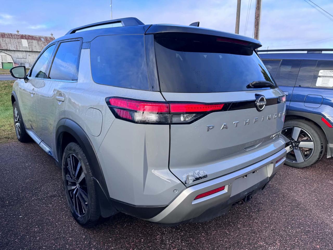 2023 Nissan Pathfinder Platinum Photo1