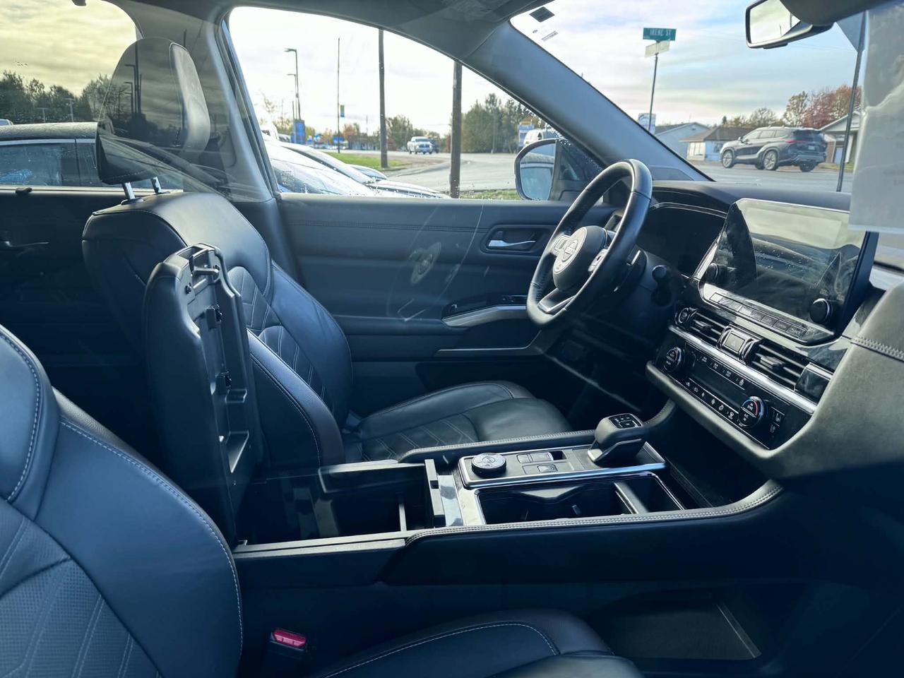 2023 Nissan Pathfinder Platinum Photo2