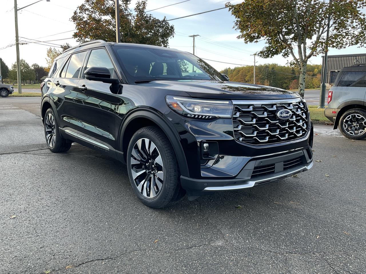 2026 Ford Explorer Platinum Photo2
