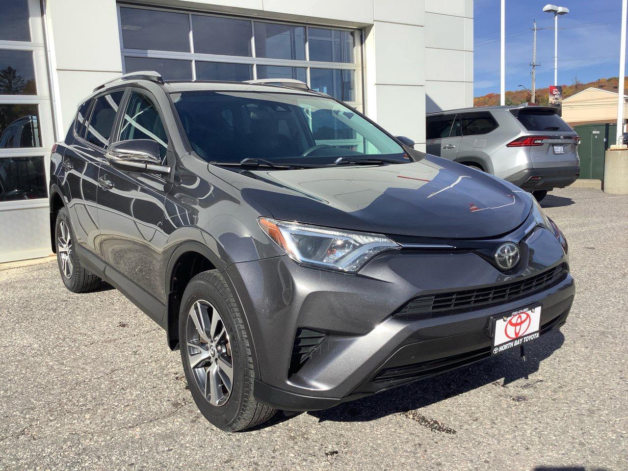 2018 Toyota RAV4 LE AWD Photo5