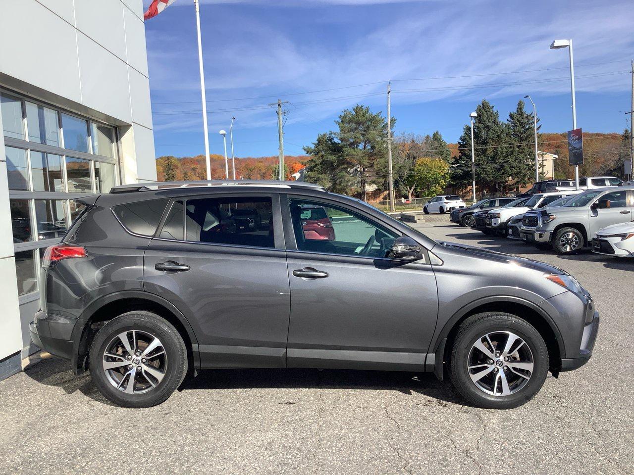 2018 Toyota RAV4 LE AWD Photo3