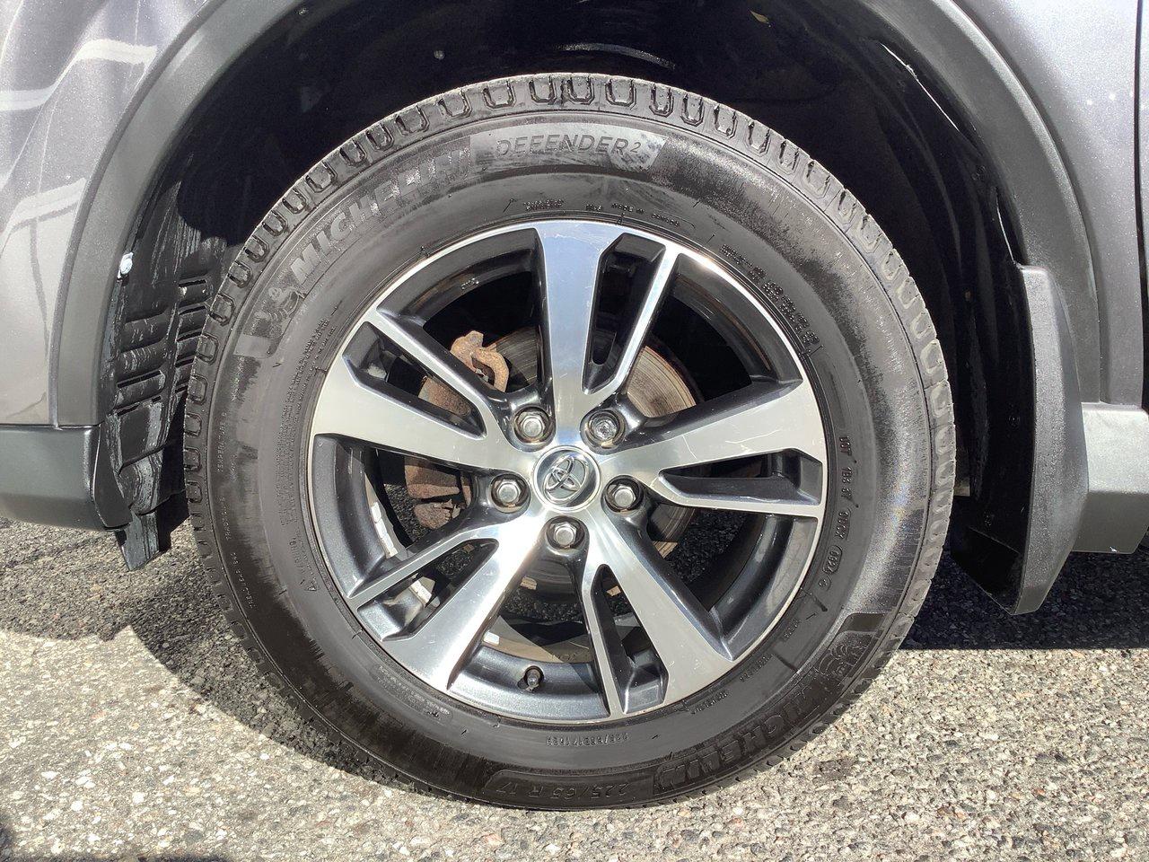 2018 Toyota RAV4 LE AWD Photo