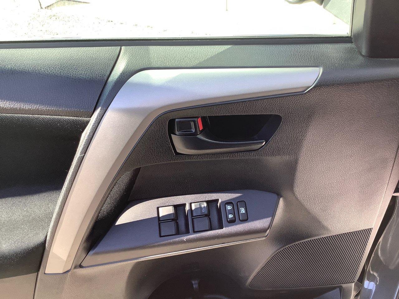 2018 Toyota RAV4 LE AWD Photo