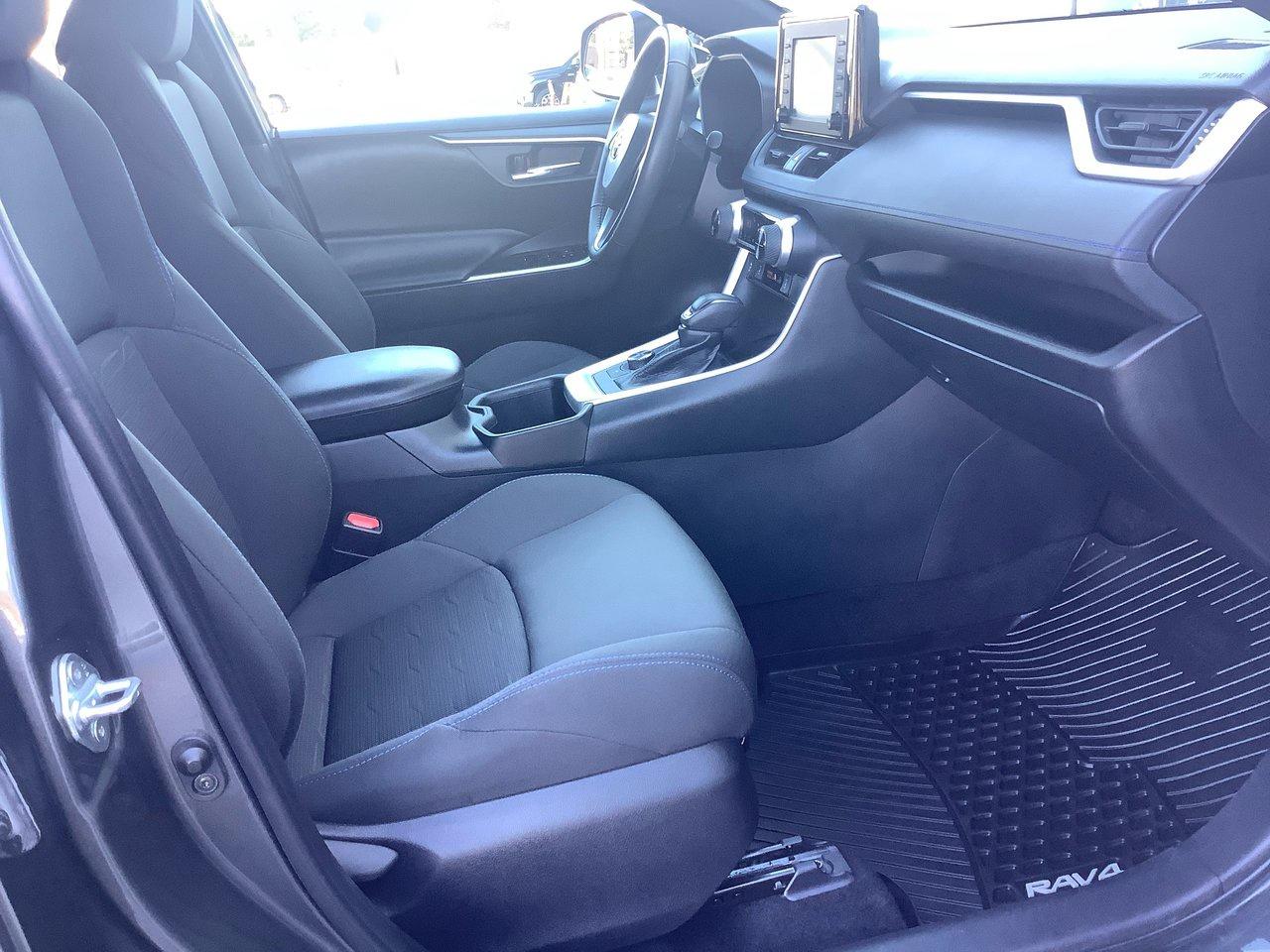 2022 Toyota RAV4 Hybrid SE Photo