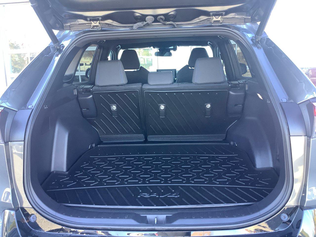 2022 Toyota RAV4 Hybrid SE Photo