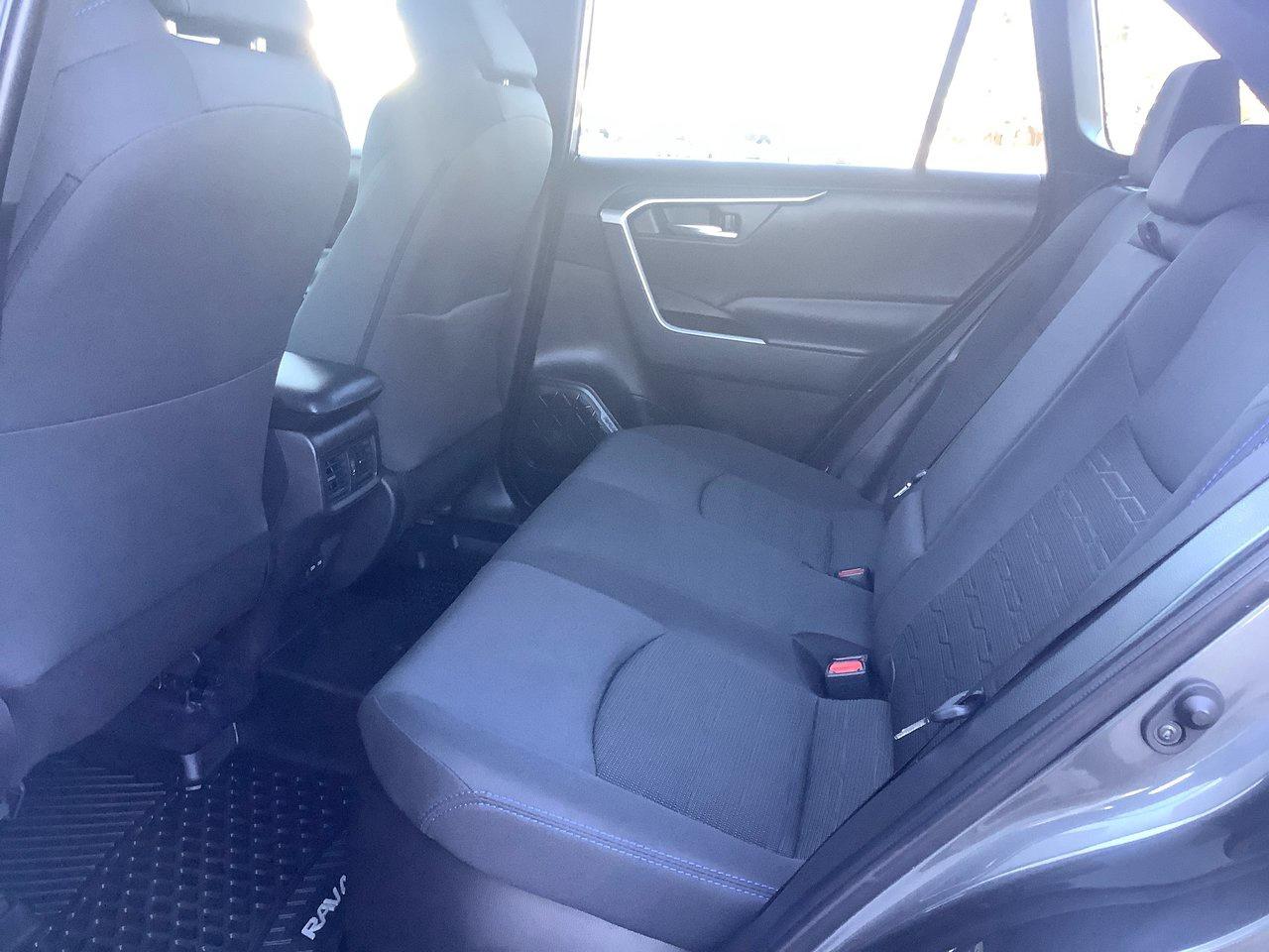 2022 Toyota RAV4 Hybrid SE Photo