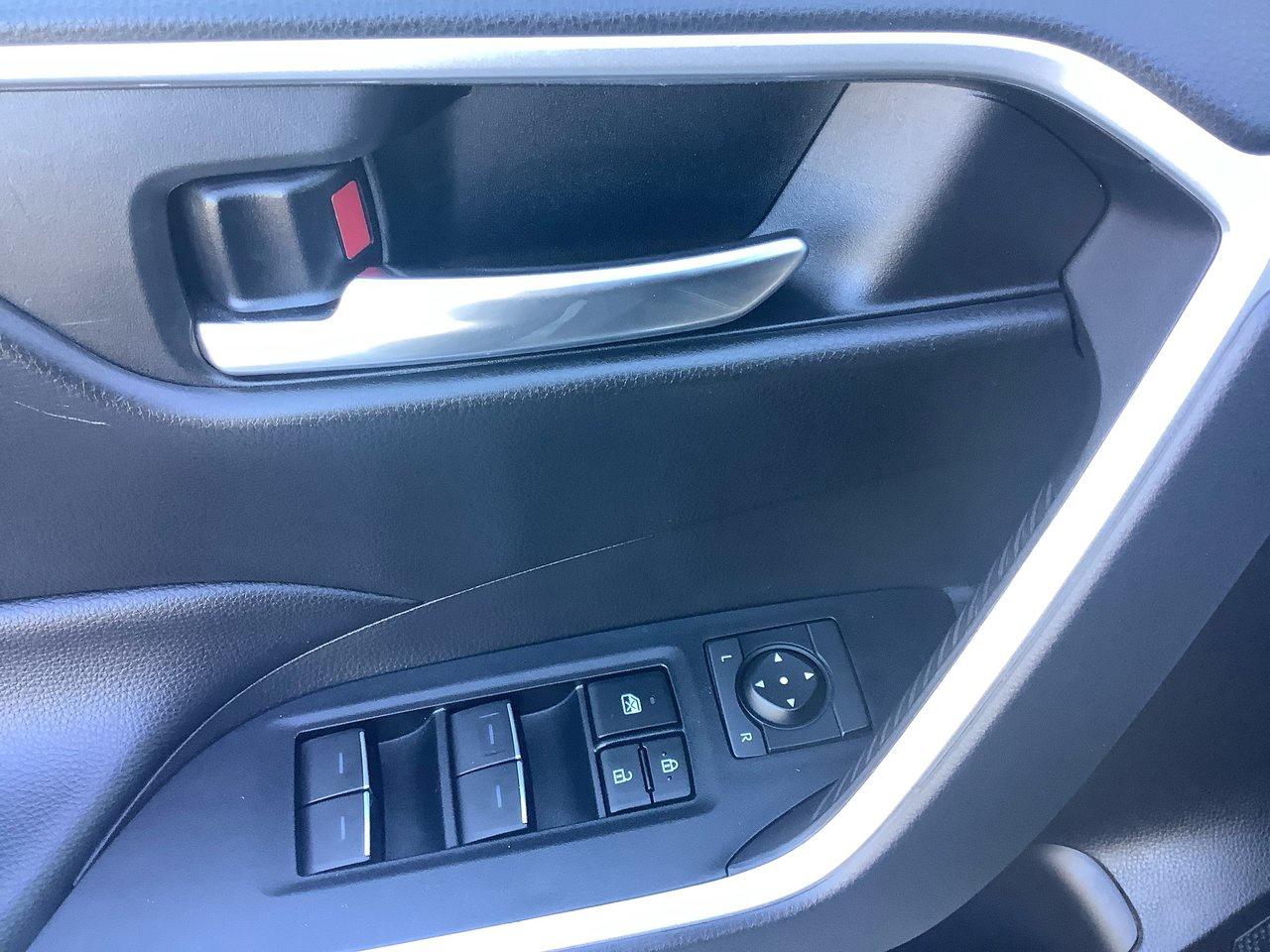2022 Toyota RAV4 Hybrid SE Photo