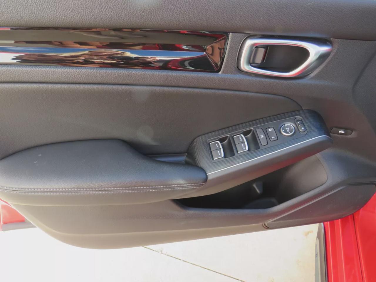 2022 Honda Civic Sedan Touring | LOW KM!! | FWD | Automatic | Alloy Wheels | Leather Seats | Heated Front & Rear Seats | Heated Steering Wheel | Power Driver & Passenger Seats | Climate Control | Sunroof | Touchscreen Display | Wireless Apple CarPlay & Android Auto | Navi Photo