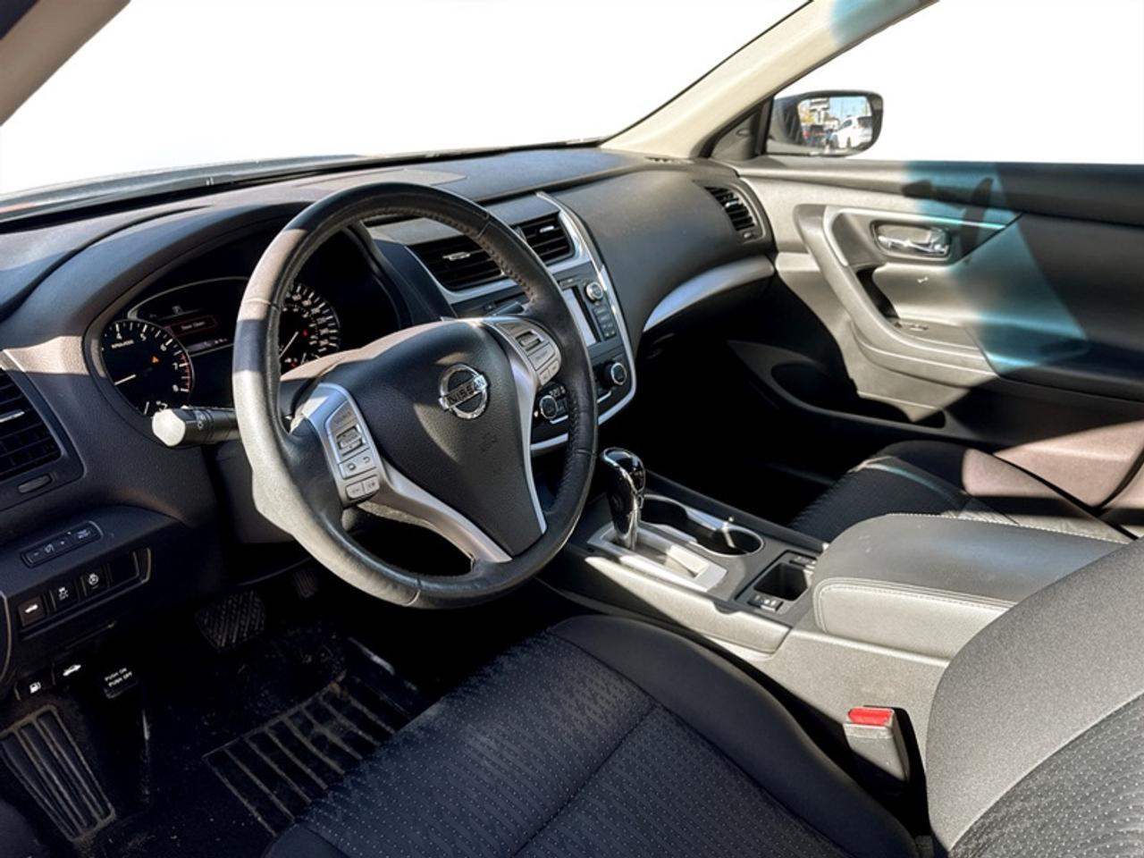 2017 Nissan Altima SV w/Moonroof Pkg  **CLEAN CARFAX** Photo