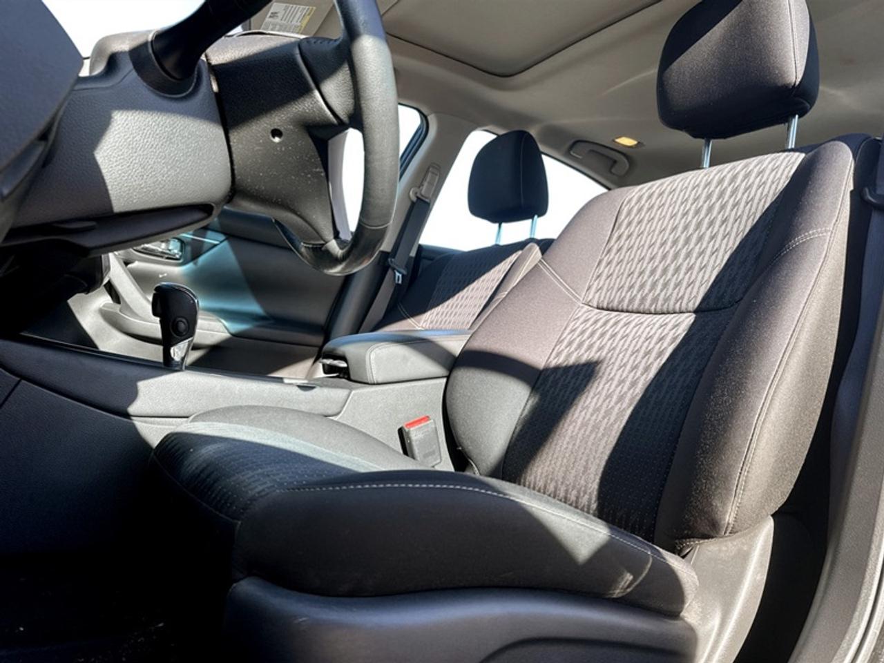 2017 Nissan Altima SV w/Moonroof Pkg  **CLEAN CARFAX** Photo
