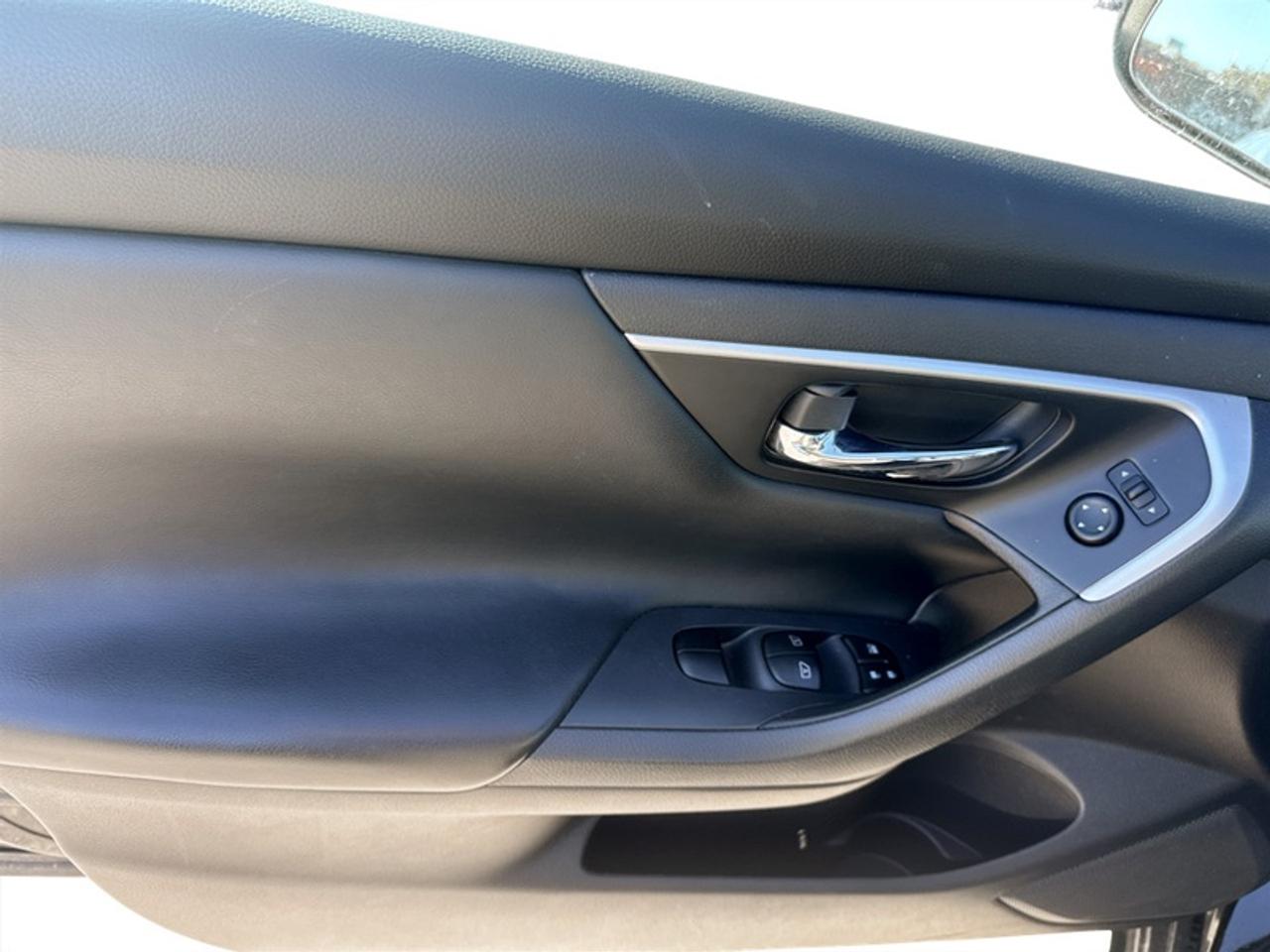 2017 Nissan Altima SV w/Moonroof Pkg  **CLEAN CARFAX** Photo