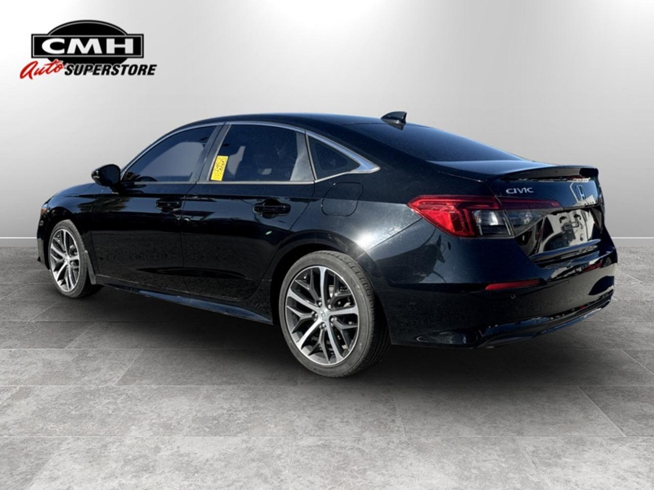 2022 Honda Civic Sedan Touring  **VERY LOW KMS** Photo