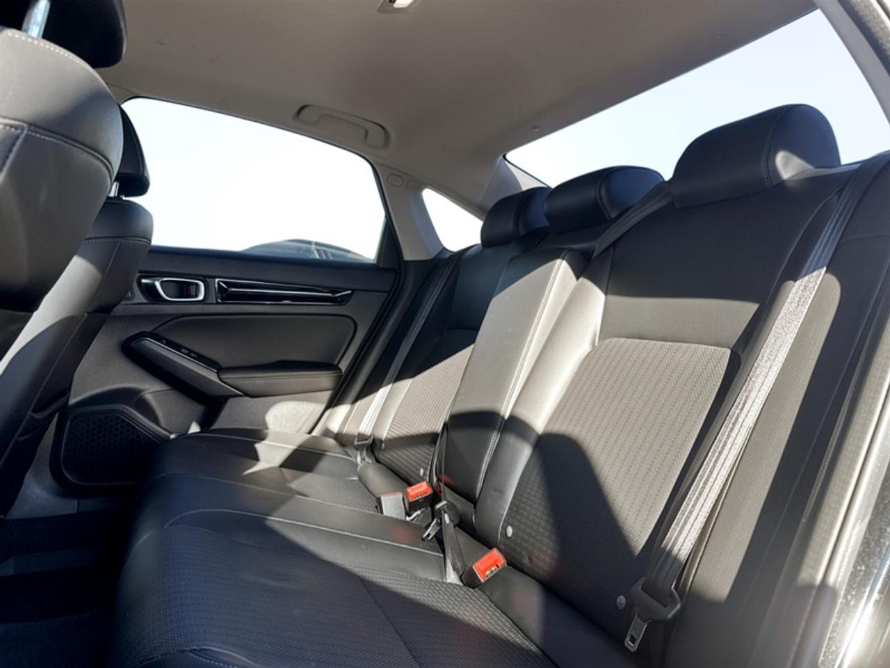 2022 Honda Civic Sedan Touring  **VERY LOW KMS** Photo