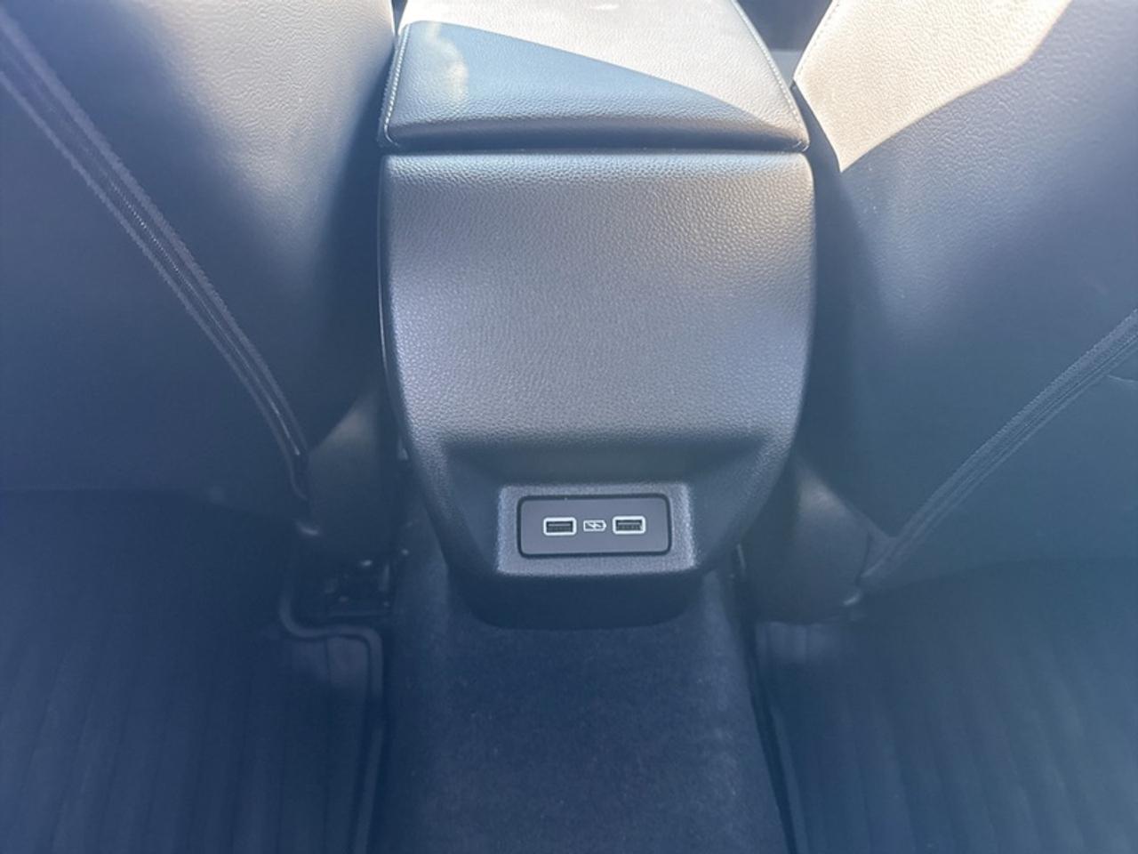 2022 Honda Civic Sedan Touring  **VERY LOW KMS** Photo