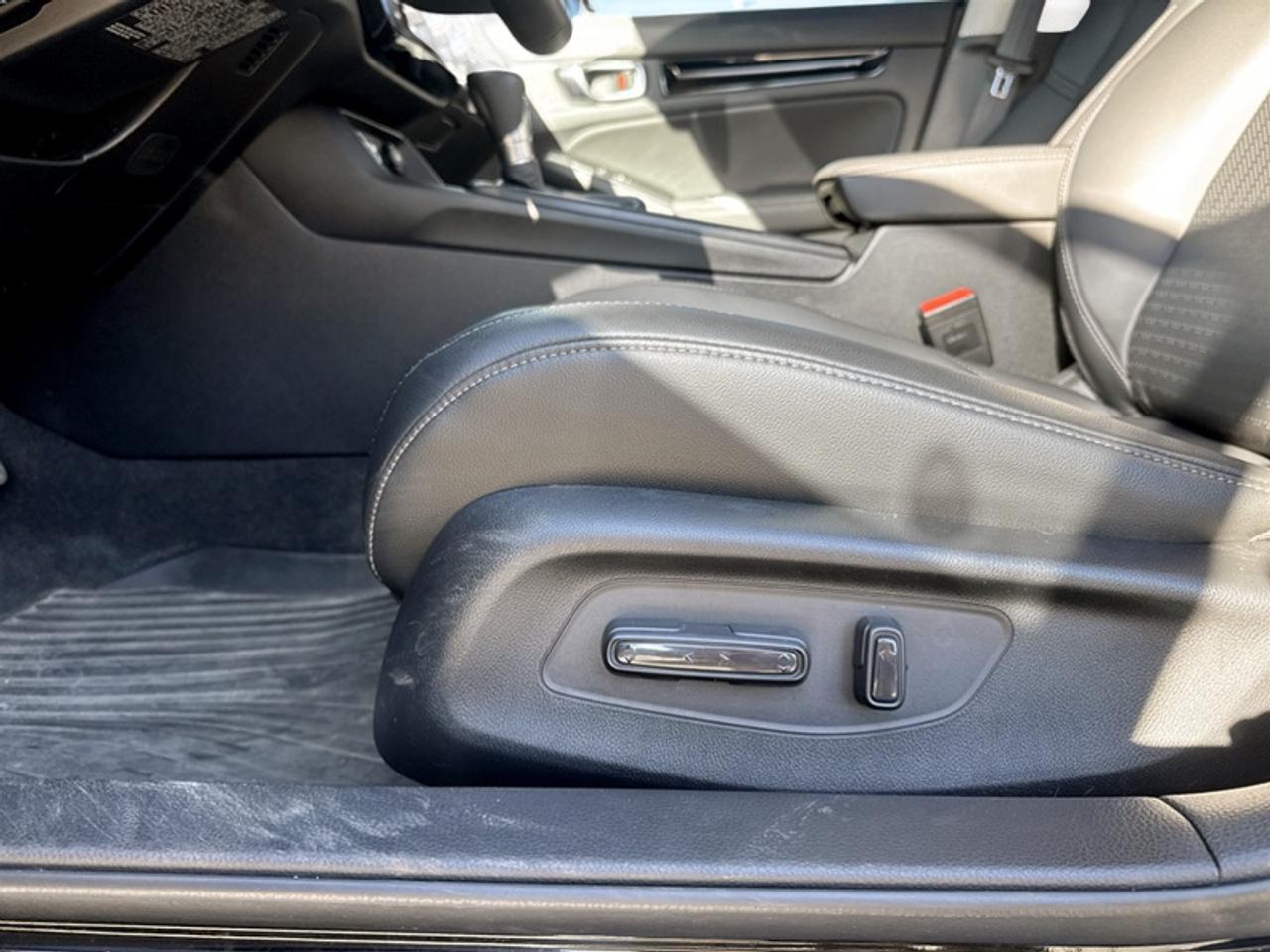 2022 Honda Civic Sedan Touring  **VERY LOW KMS** Photo