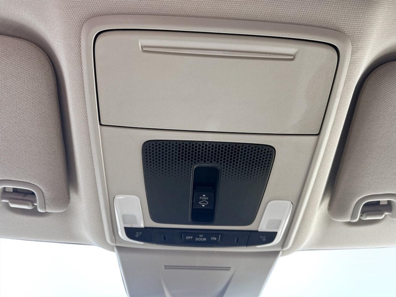 2022 Honda Civic Sedan Touring  **VERY LOW KMS** Photo
