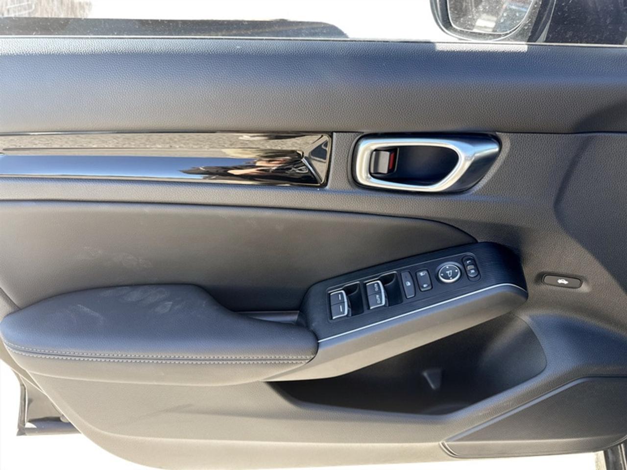 2022 Honda Civic Sedan Touring  **VERY LOW KMS** Photo