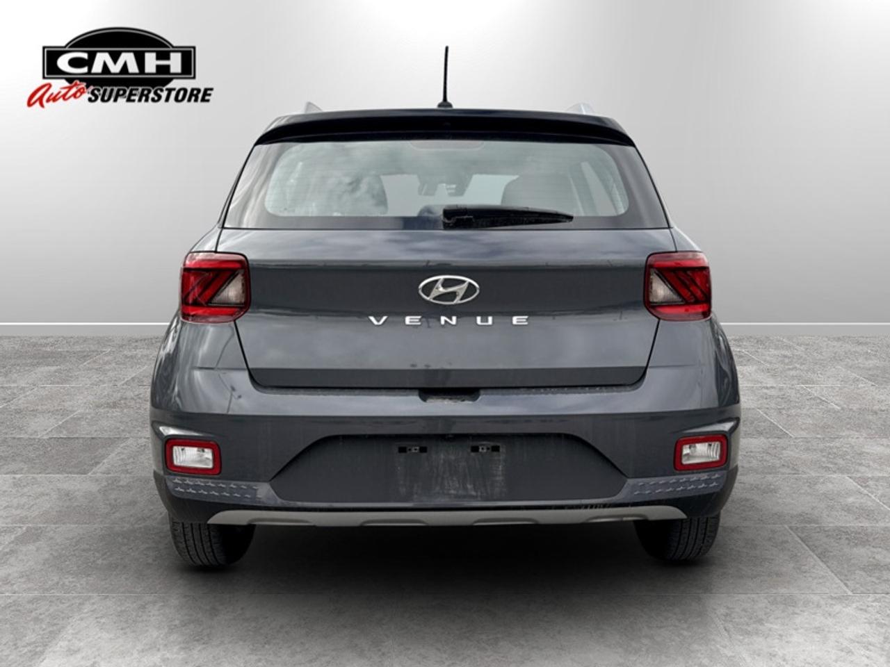 2023 Hyundai Venue Preferred w/Two-Tone Photo4