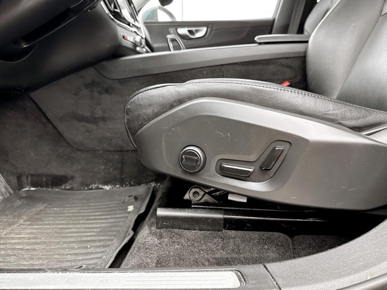 2023 Volvo XC60 B6 Core Photo