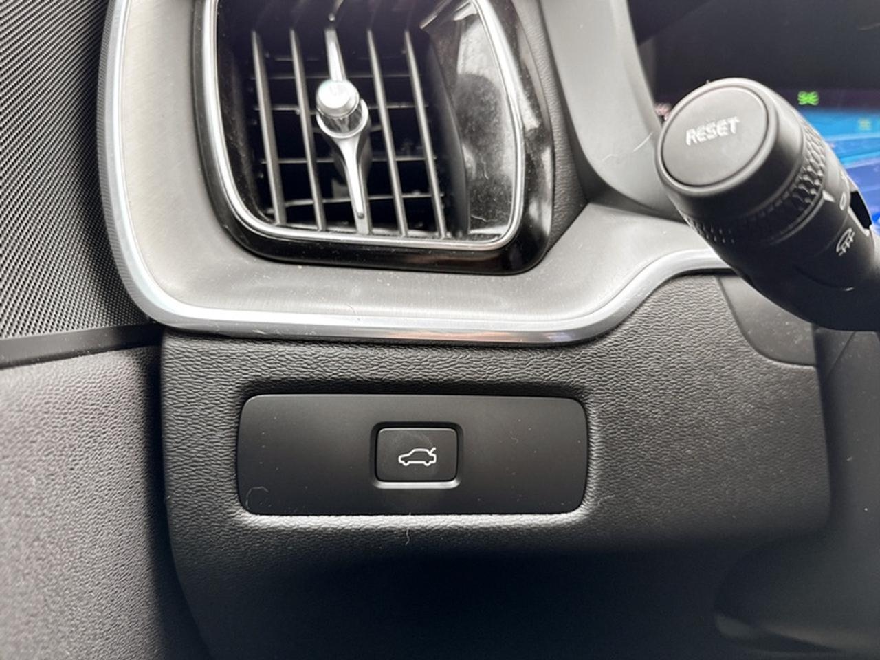 2023 Volvo XC60 B6 Core Photo