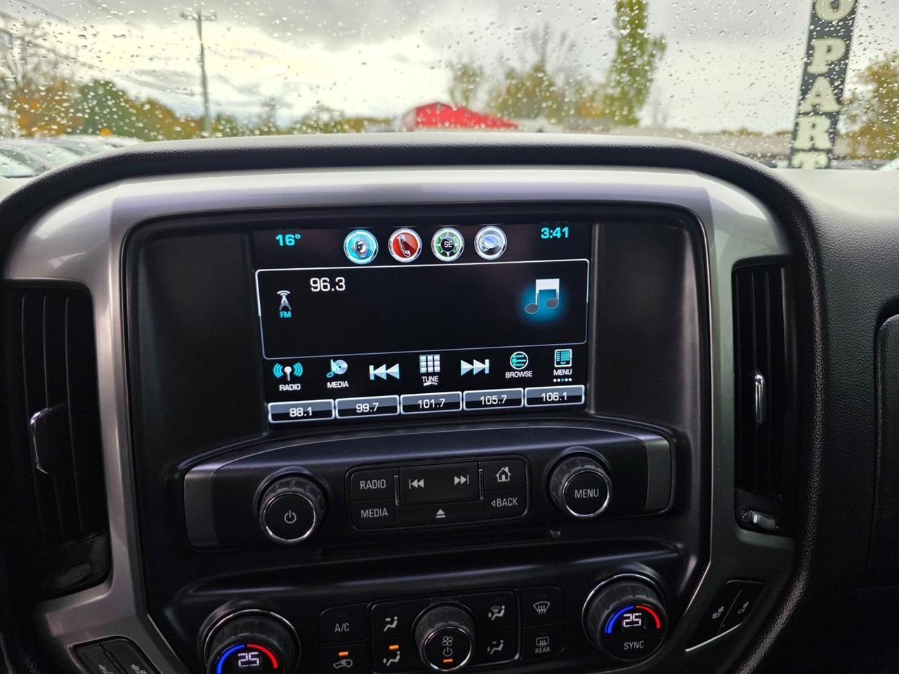 2017 Chevrolet Silverado 1500 LT Photo