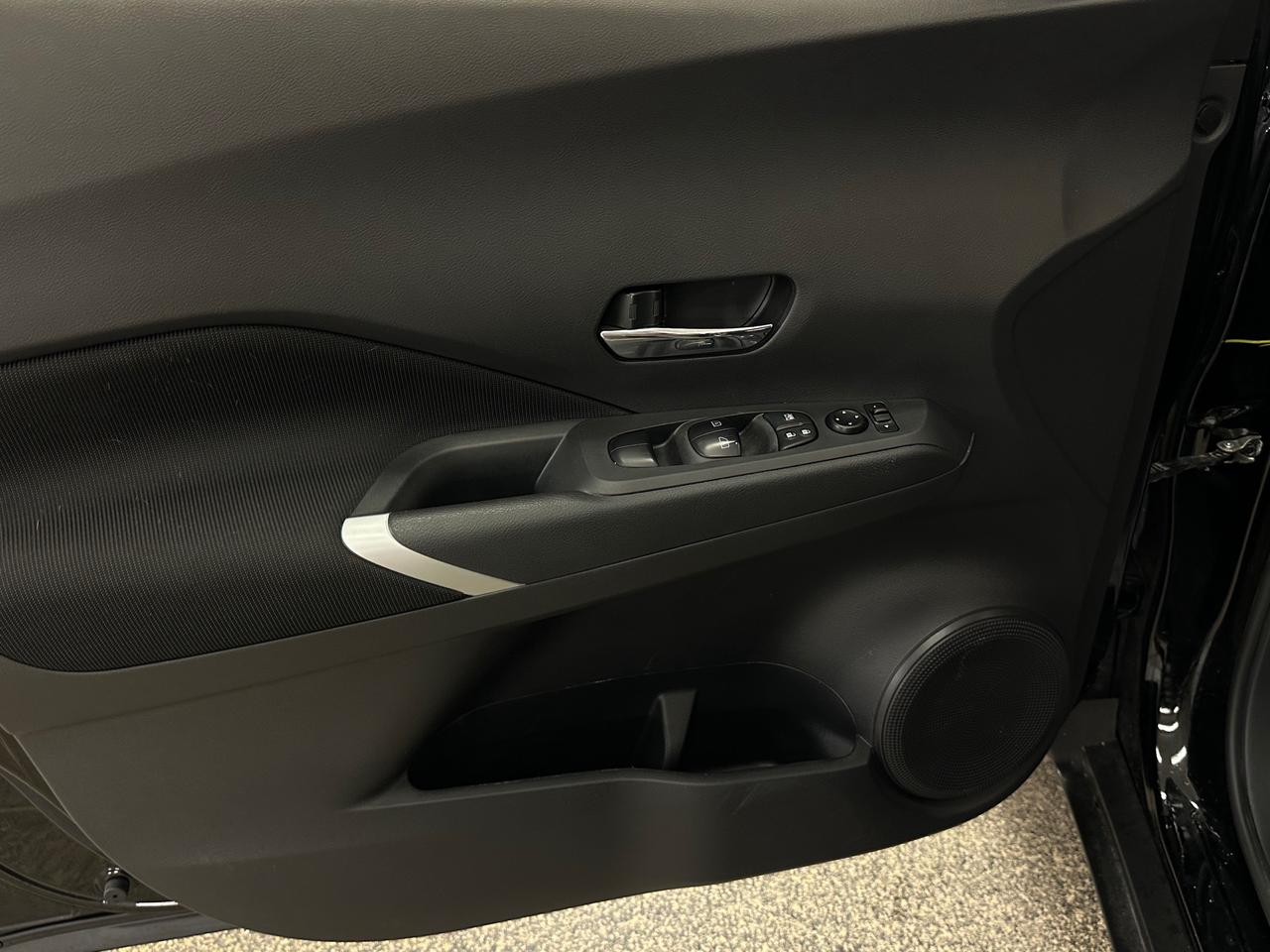 2024 Nissan Kicks SV/AUTO/13000KM/OFF 1 OWNER NISSAN LEASE! Photo