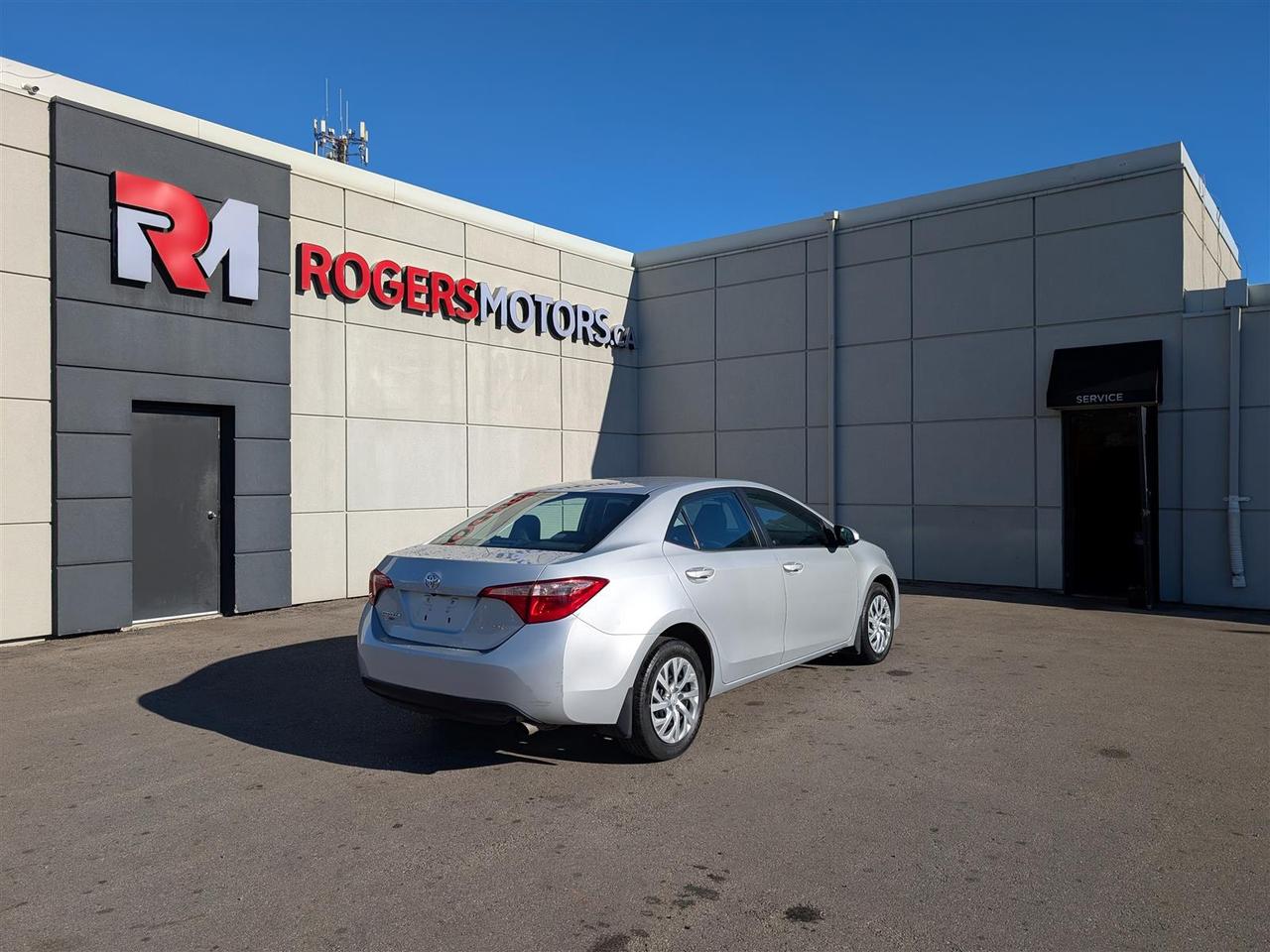 2018 Toyota Corolla LE - HTD SEATS - REV CAM  - TECH FEATS Photo