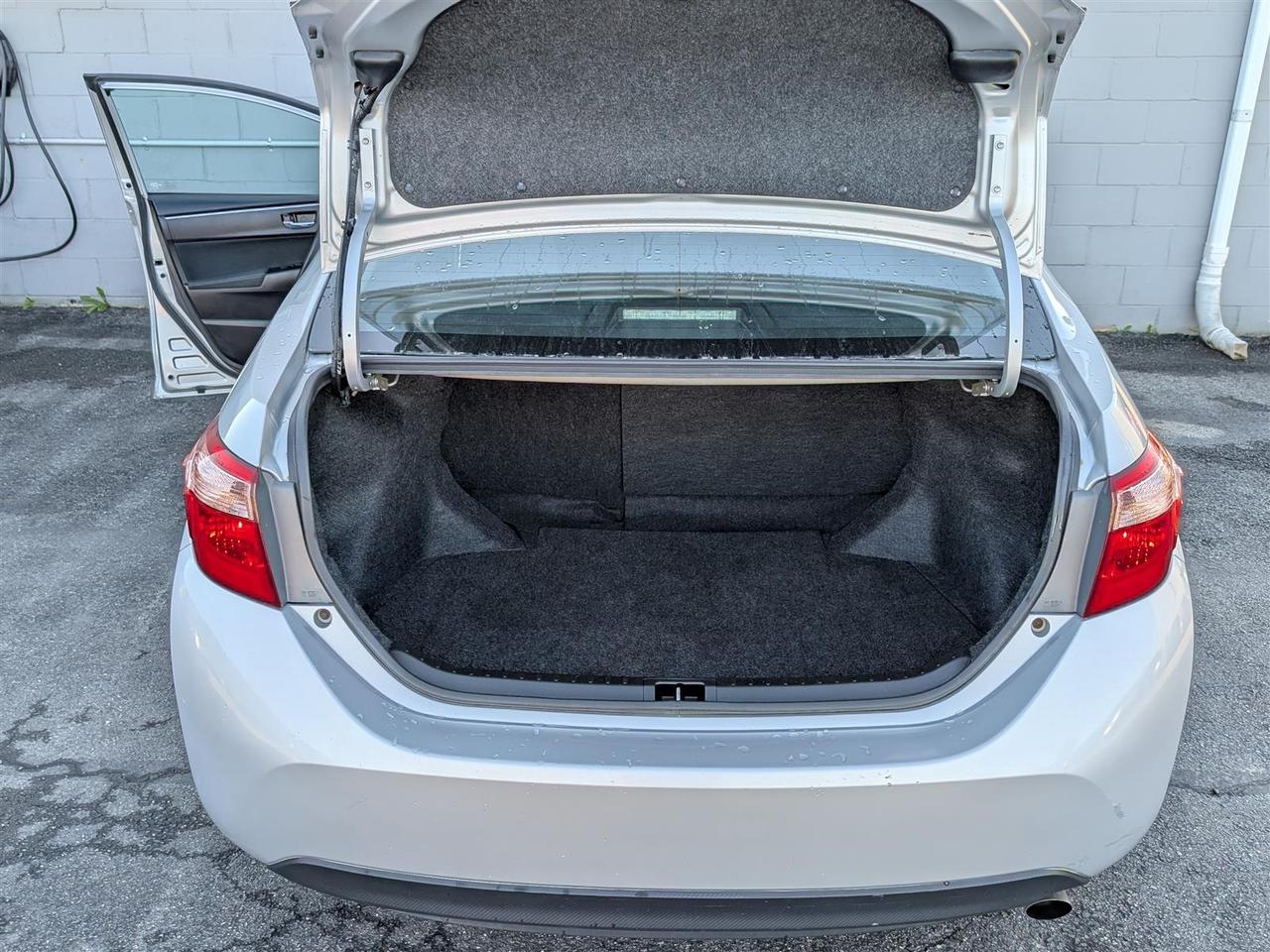 2018 Toyota Corolla LE - HTD SEATS - REV CAM  - TECH FEATS Photo
