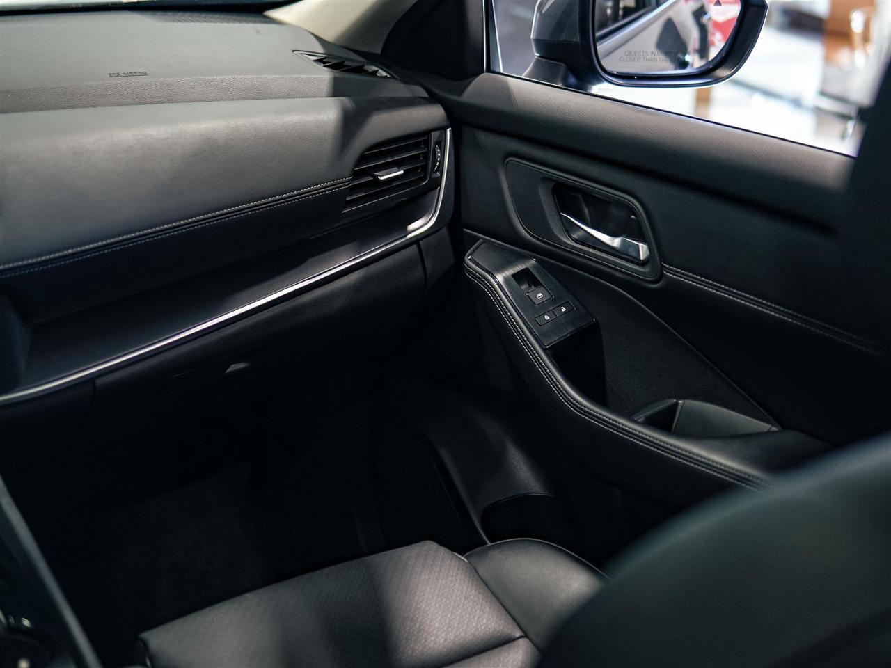 2024 Nissan Rogue SV PREMIUM AWD | LEATHER | 19 INCH RIMS | HTD REAR SEATS Photo