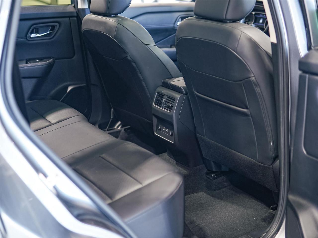 2024 Nissan Rogue SV PREMIUM AWD | LEATHER | 19 INCH RIMS | HTD REAR SEATS Photo