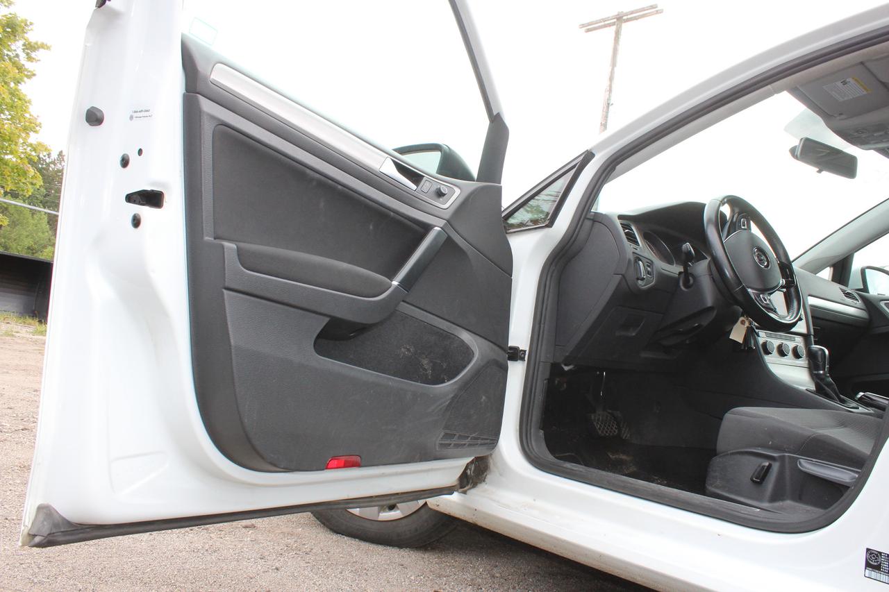 2015 Volkswagen Golf TRENDLINE Photo