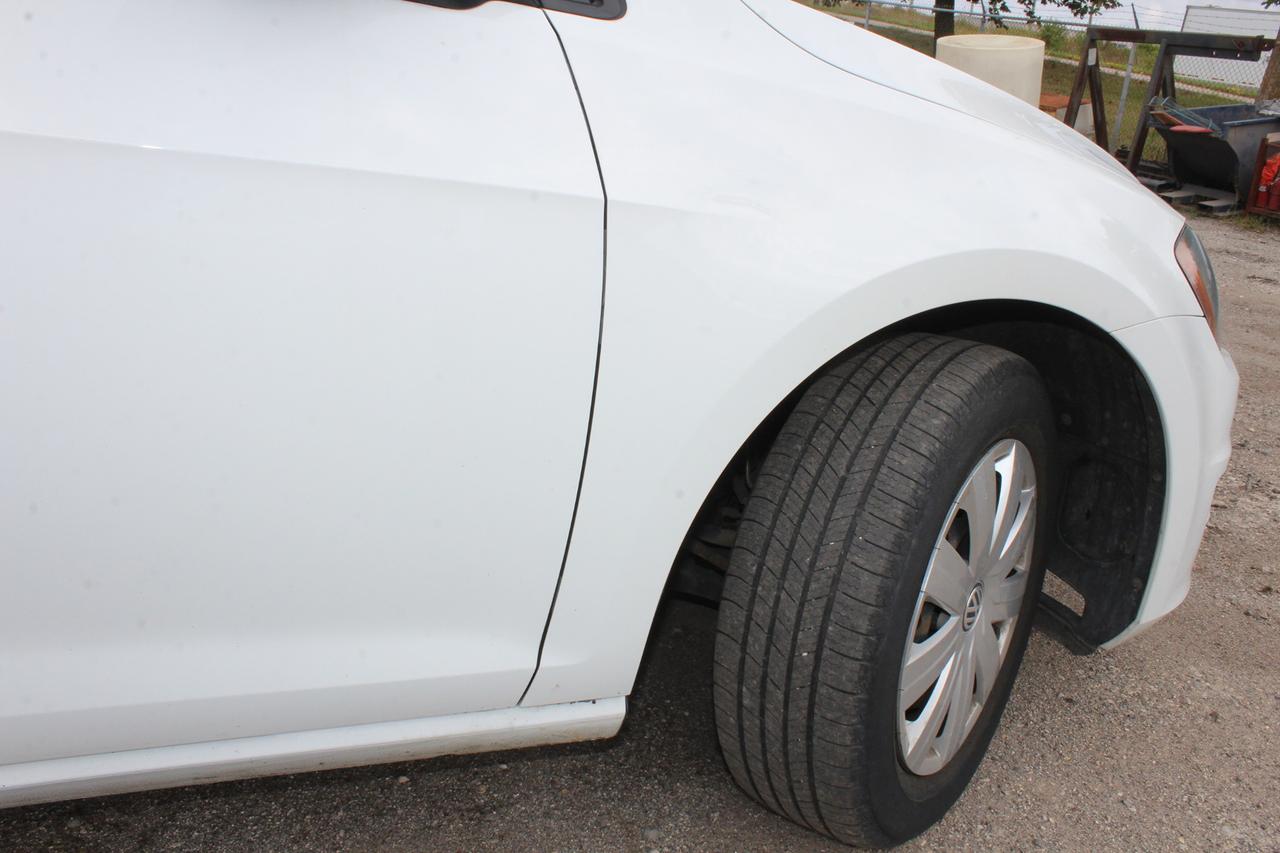 2015 Volkswagen Golf TRENDLINE Photo