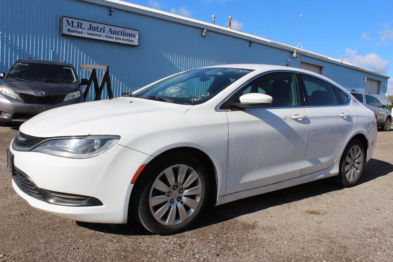2015 Chrysler 200 LX Photo0