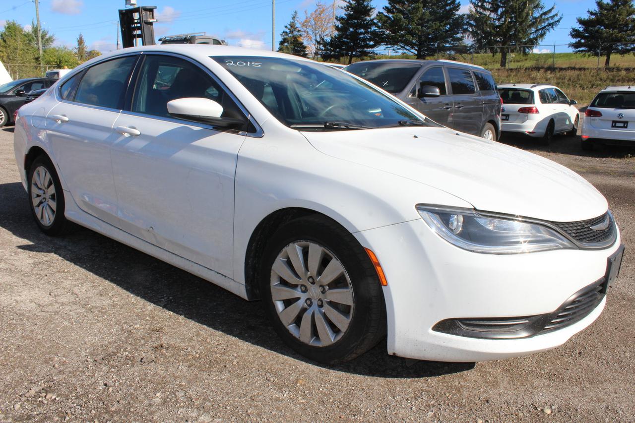 2015 Chrysler 200 LX Photo1