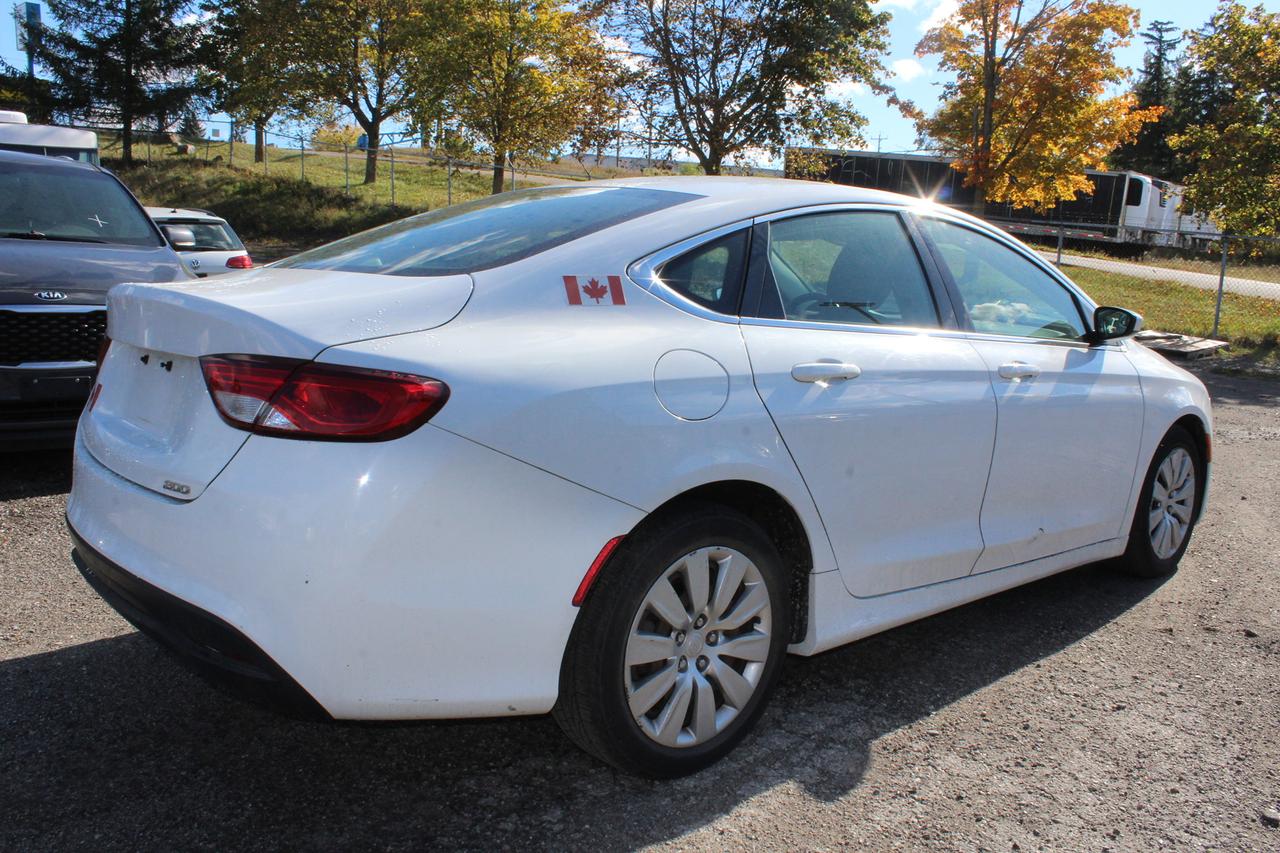 2015 Chrysler 200 LX Photo