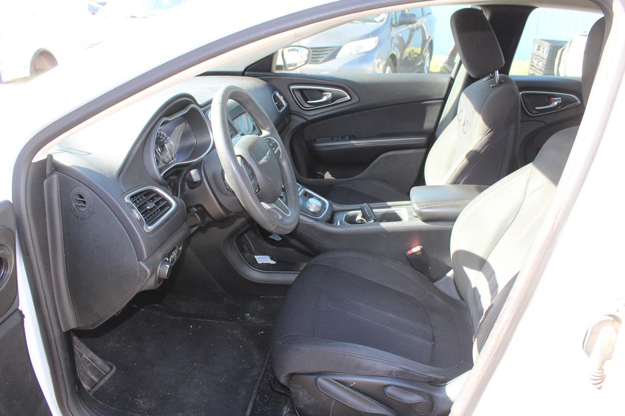 2015 Chrysler 200 LX Photo