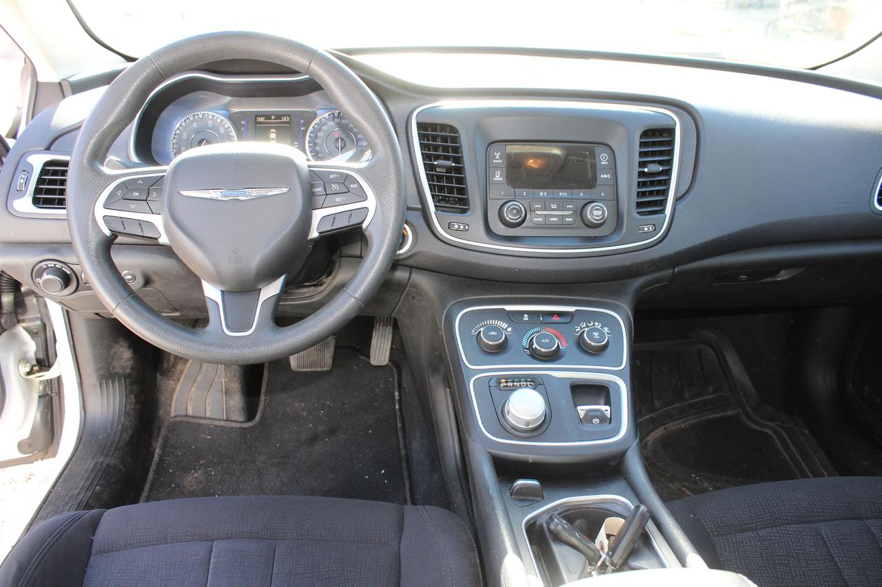 2015 Chrysler 200 LX Photo