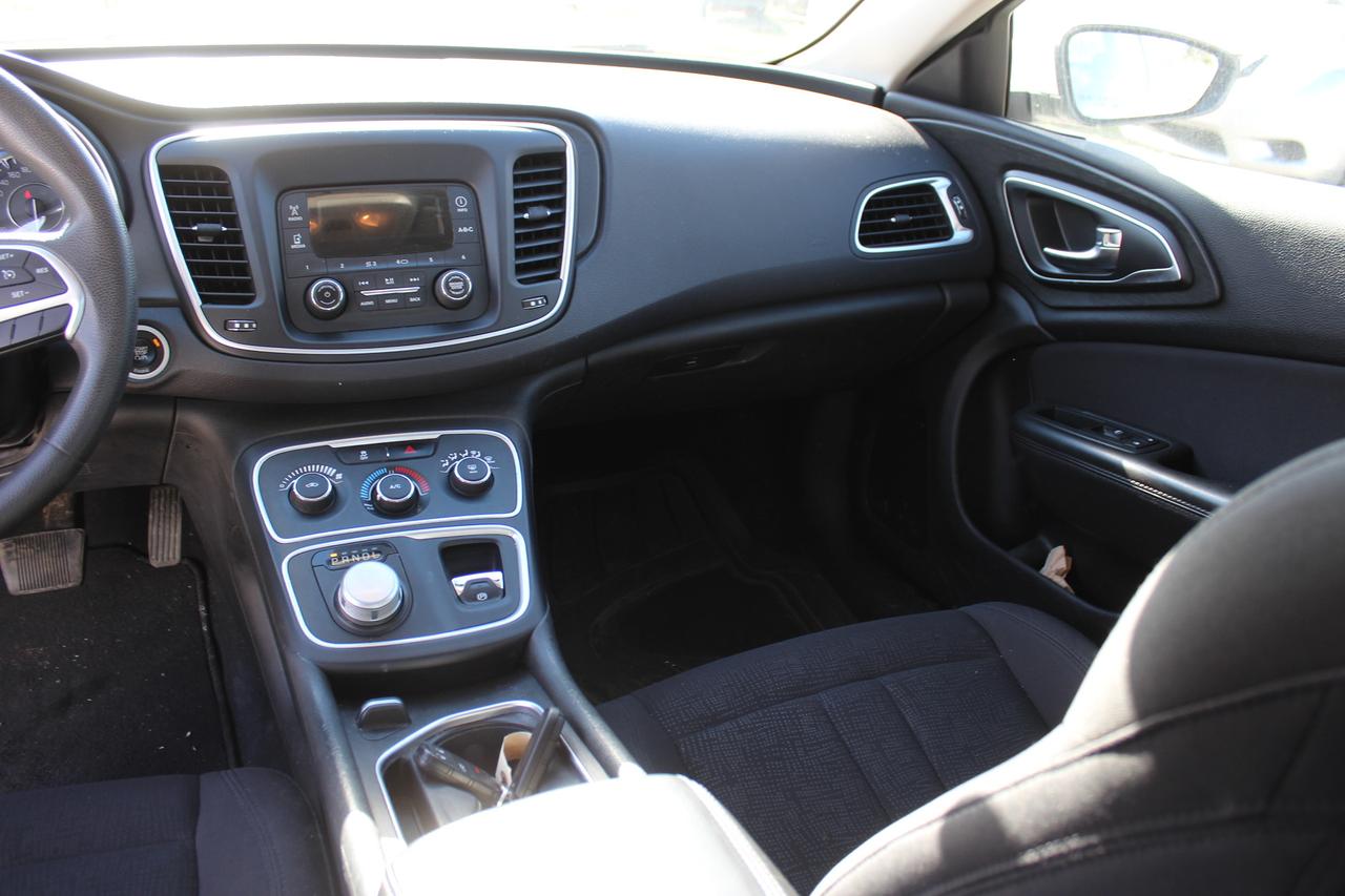 2015 Chrysler 200 LX Photo