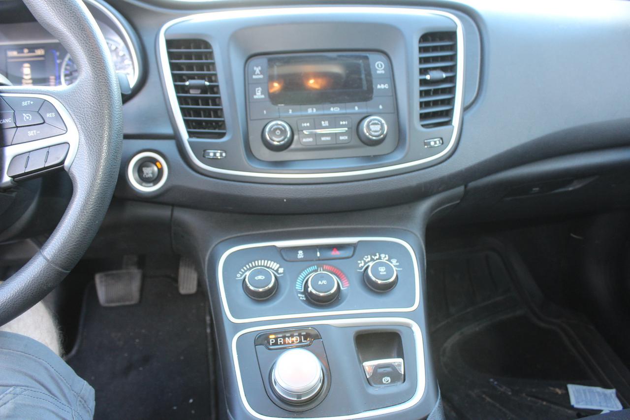 2015 Chrysler 200 LX Photo