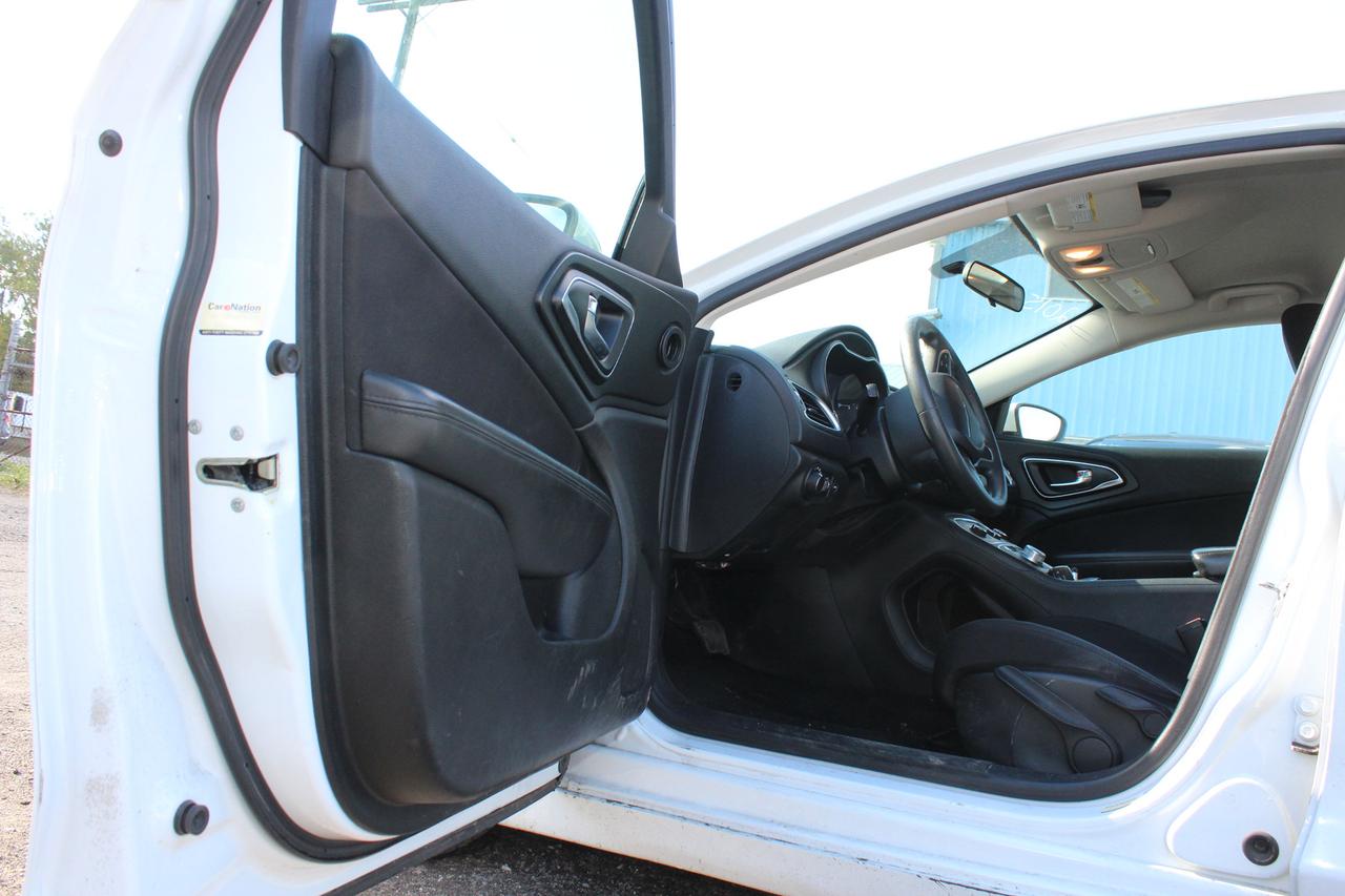 2015 Chrysler 200 LX Photo