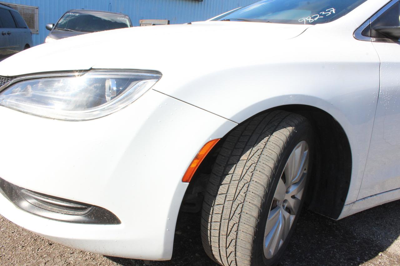 2015 Chrysler 200 LX Photo