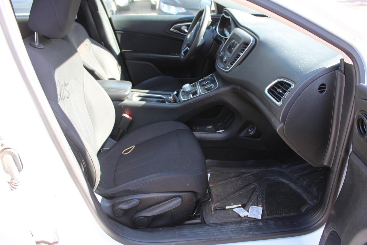 2015 Chrysler 200 LX Photo
