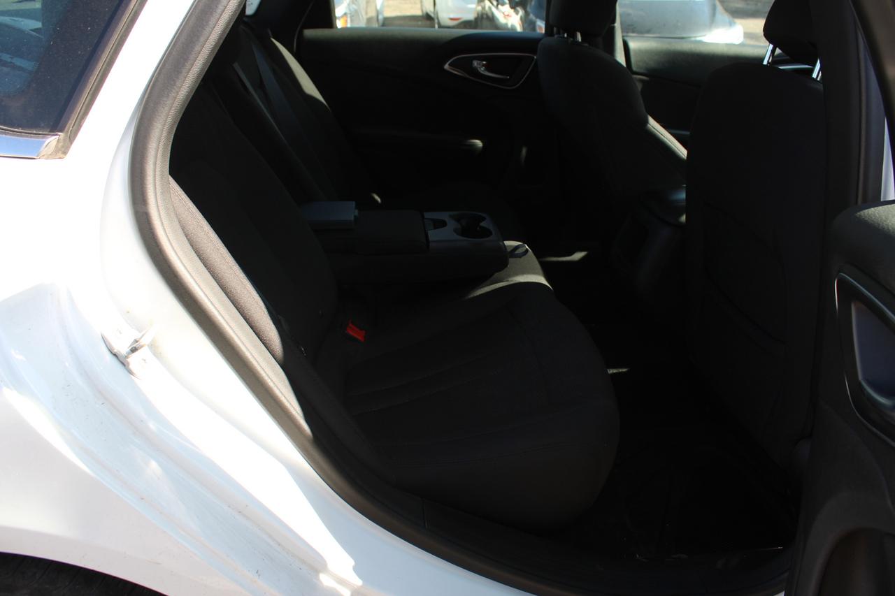 2015 Chrysler 200 LX Photo