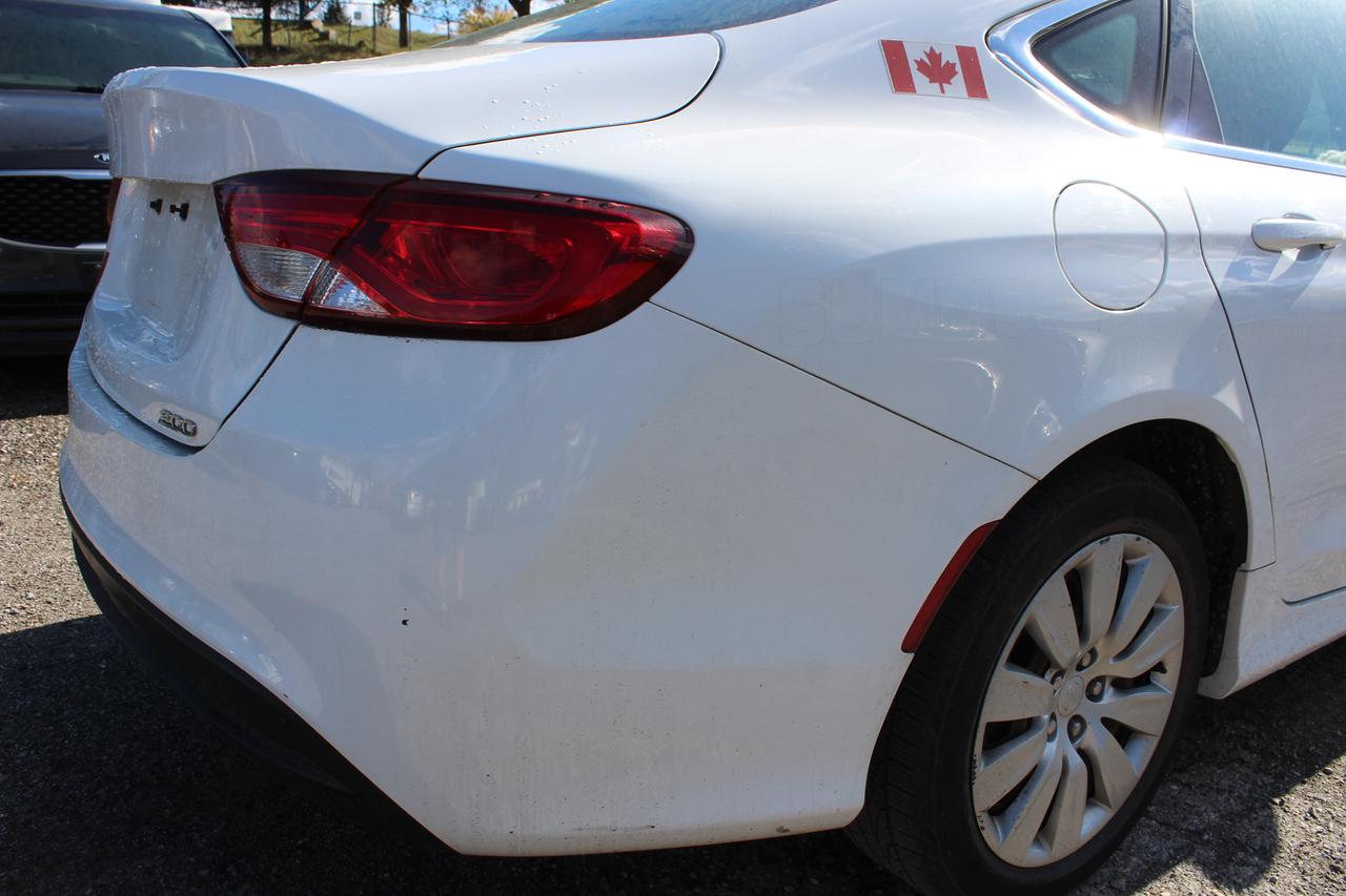2015 Chrysler 200 LX Photo