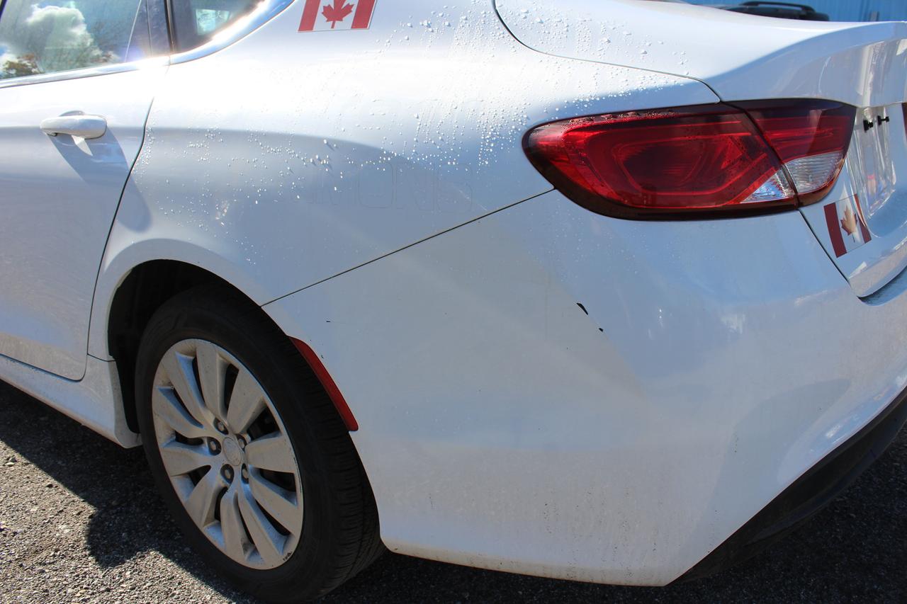 2015 Chrysler 200 LX Photo