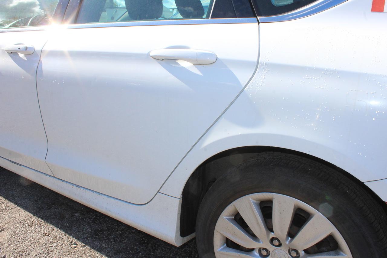 2015 Chrysler 200 LX Photo